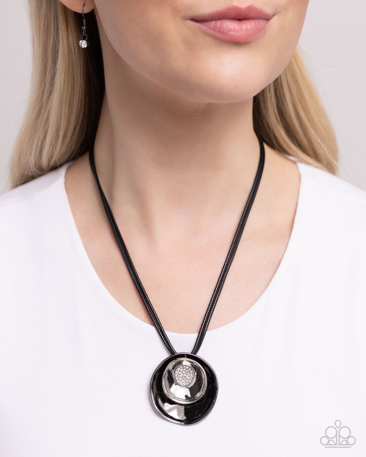 Duchess Disc - Black Necklace - Paparazzi - Dare2bdazzlin N Jewelry