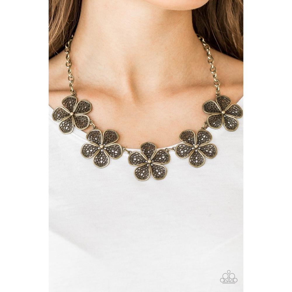 No Common Daisy Brass Necklace - Paparazzi - Dare2bdazzlin N Jewelry