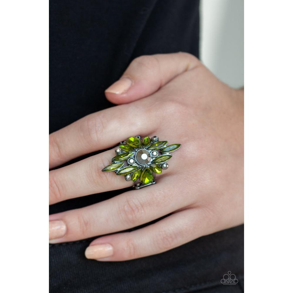 Stand Back Green Ring - Paparazzi - Paparazzi - Dare2bdazzlin N Jewelry